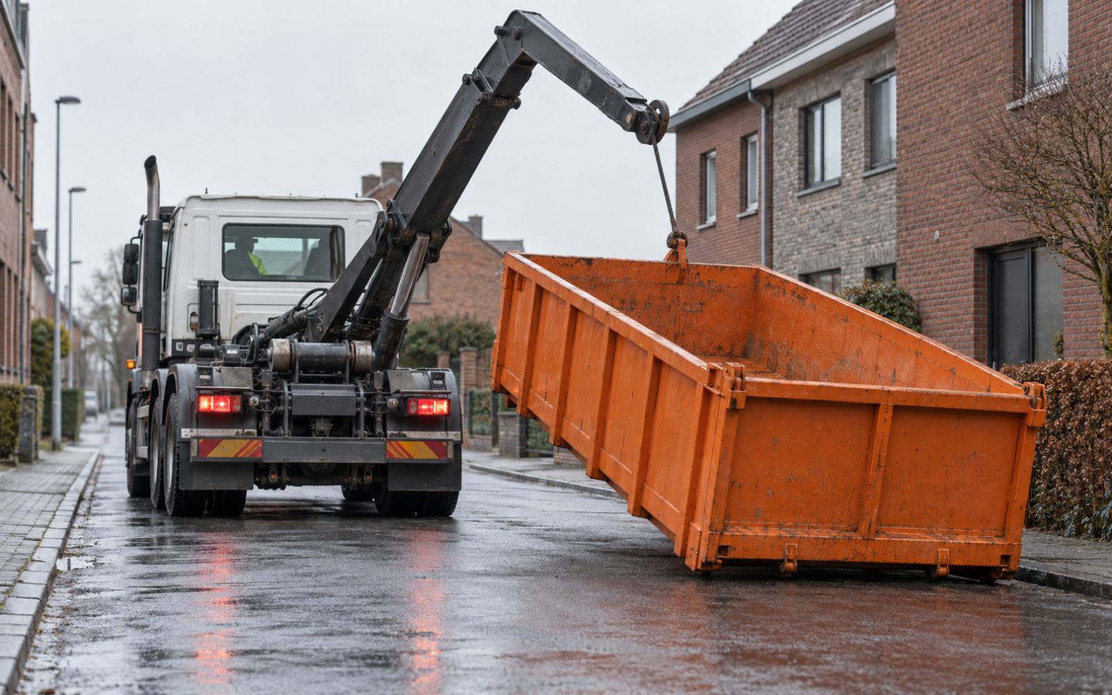 Container vide en cours de dépose par un camion porte-conteneur.
