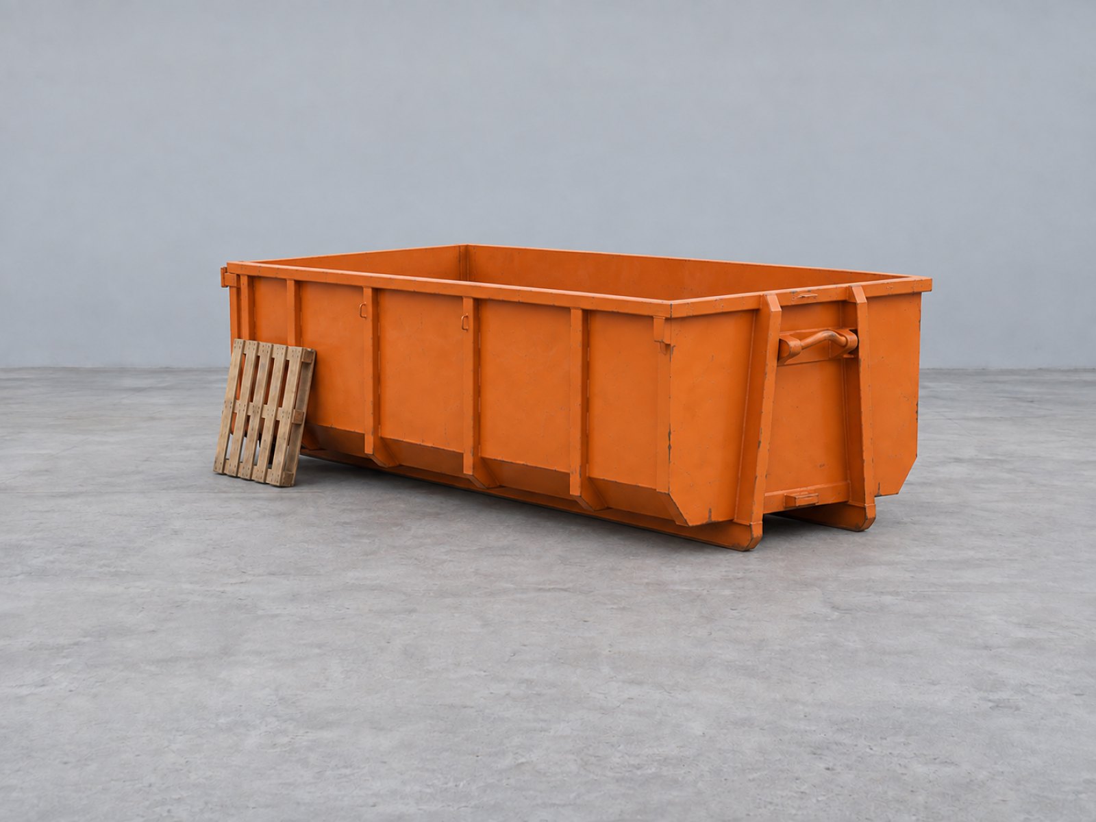 Container de 10 m³ vide comparé à une palette de manutention.