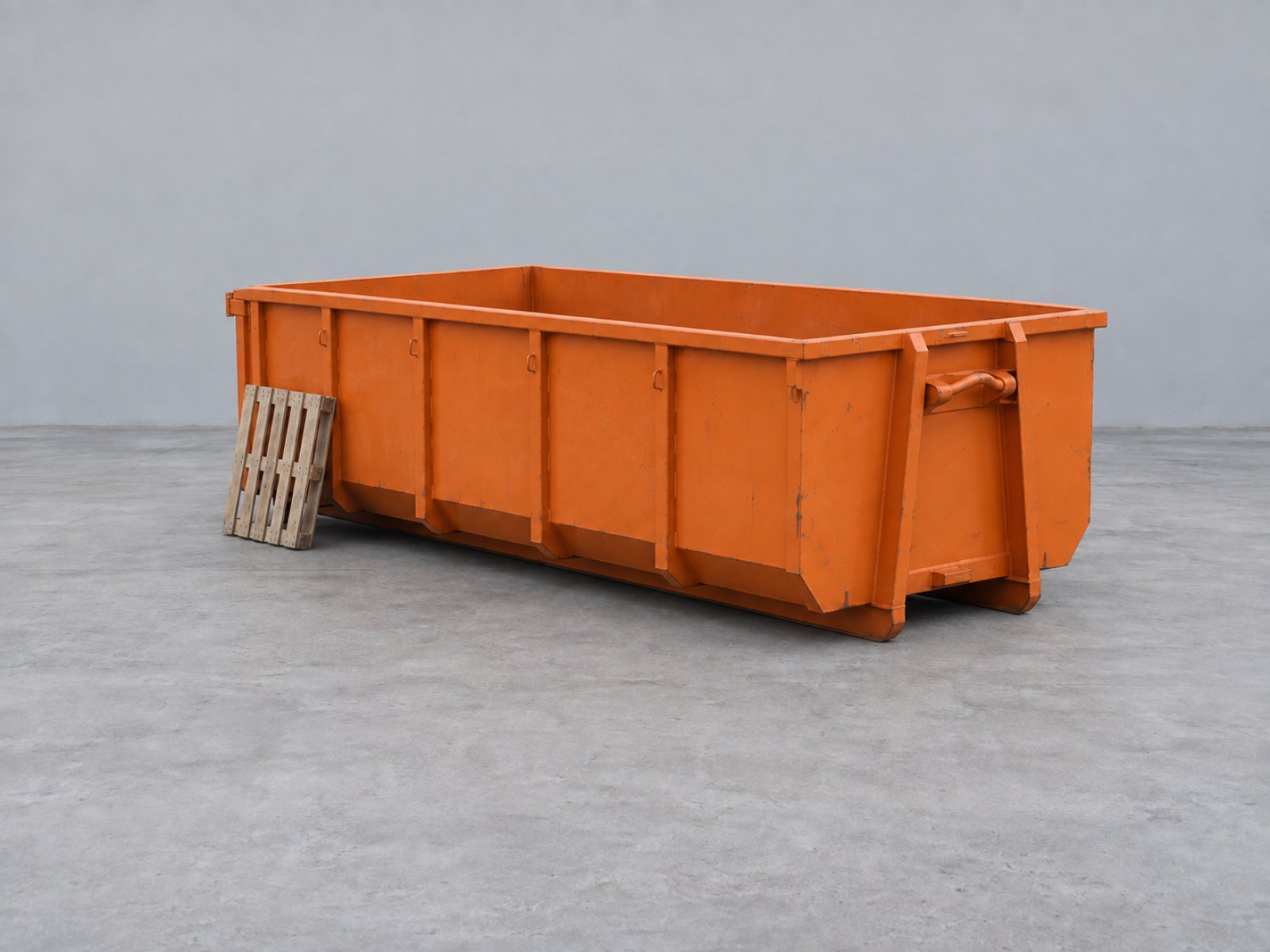 Container de 12 m³ vide comparé à une palette de manutention.