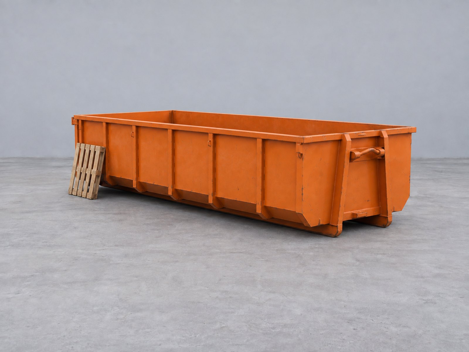 Container de 15 m³ vide comparé à une palette de manutention.