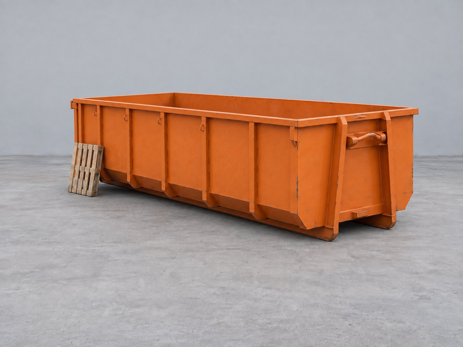 Container de 20 m³ vide comparé à une palette de manutention.