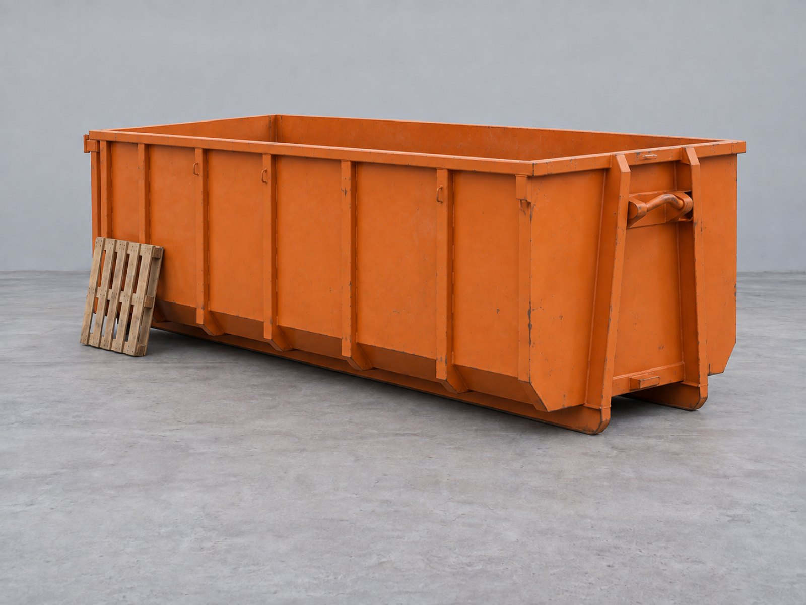 Container de 30 m³ vide comparé à une palette de manutention.