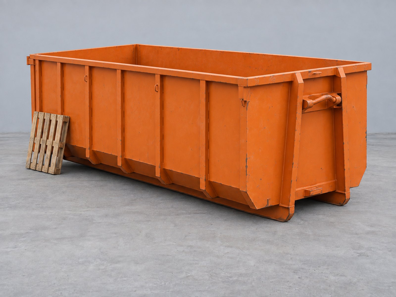 Container de 32 m³ vide comparé à une palette de manutention.