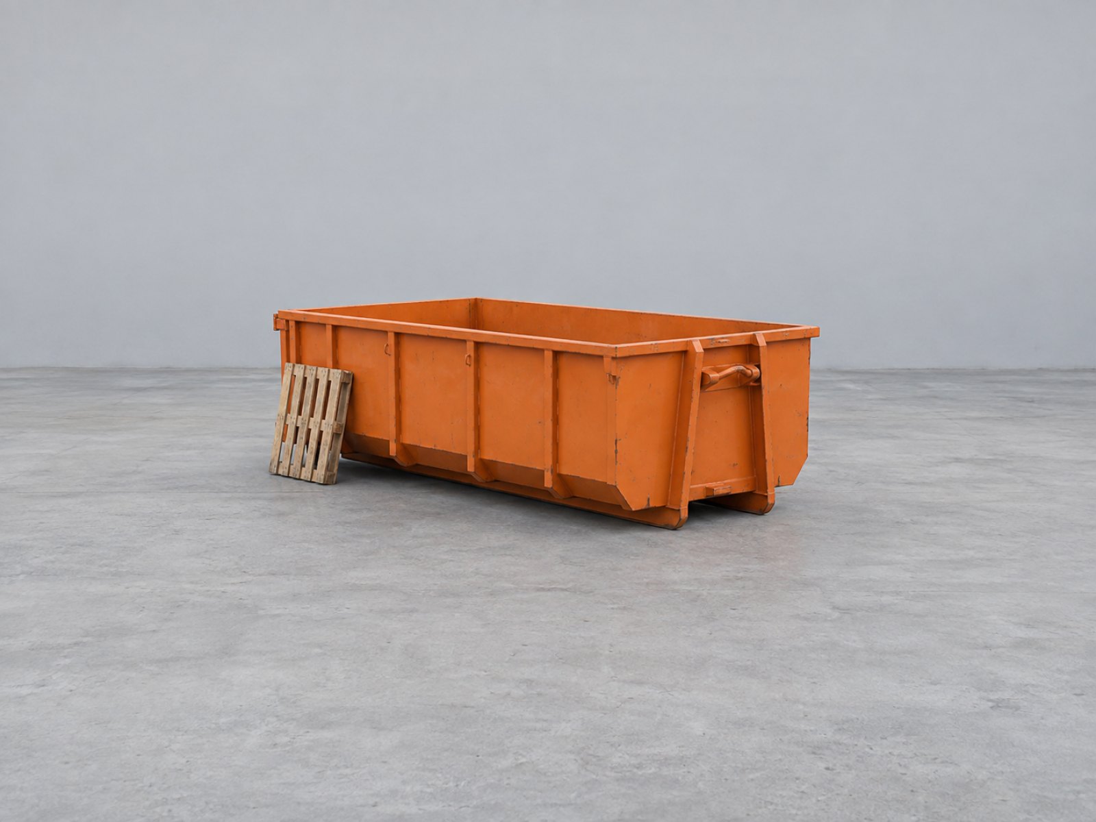 Container de 8 m³ vide comparé à une palette de manutention.